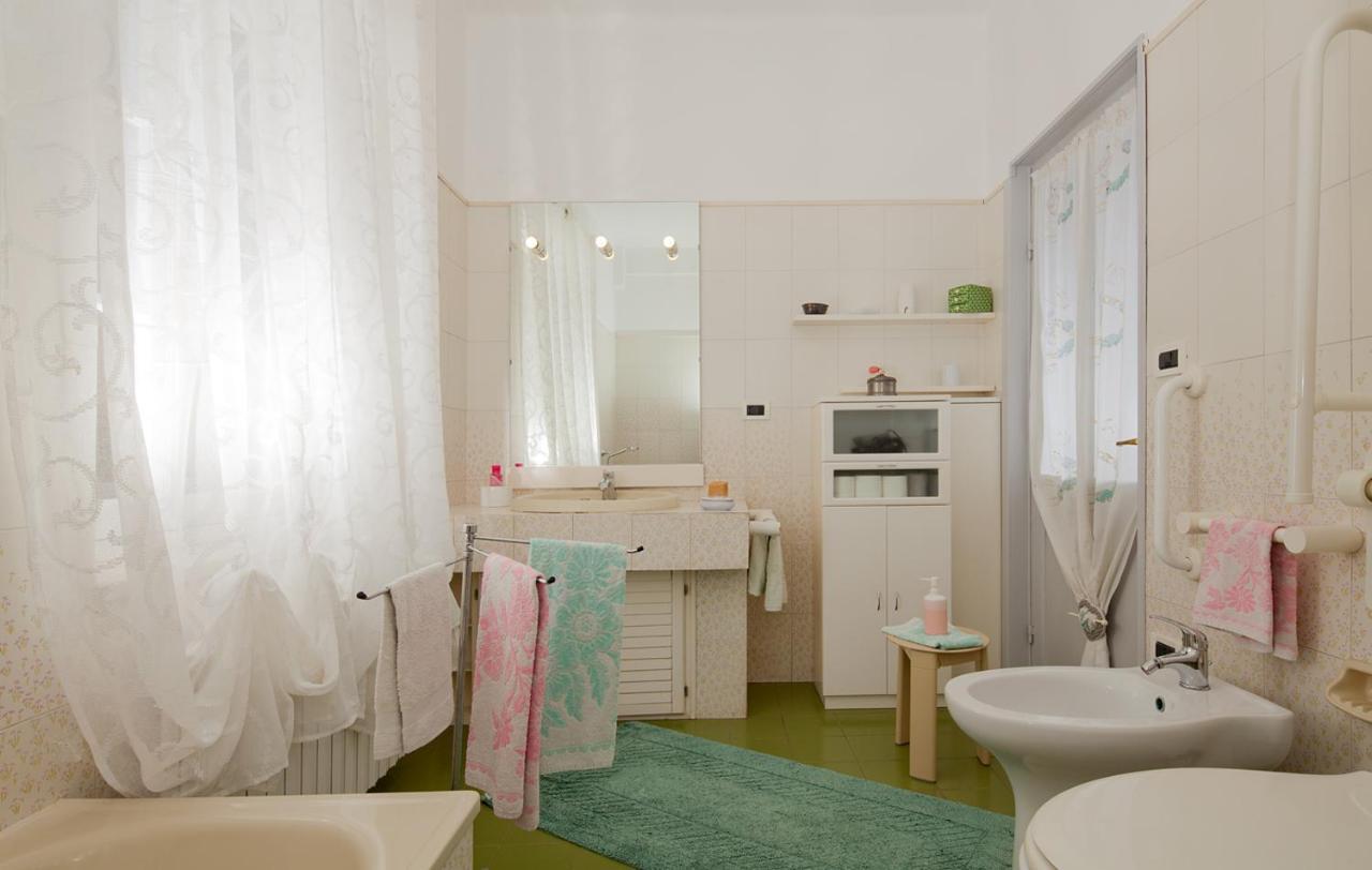Casa Zafferano Guest House Albenga Bagian luar foto