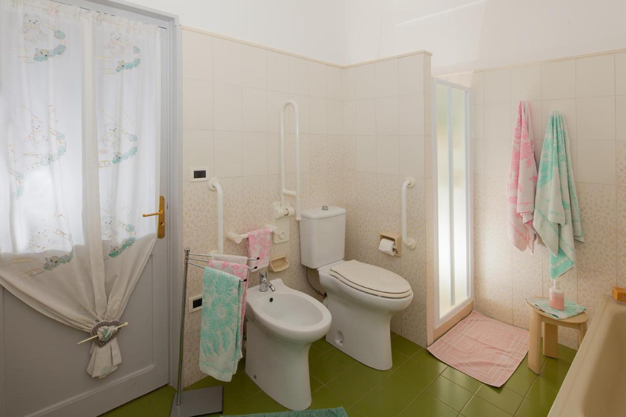 Casa Zafferano Guest House Albenga Bagian luar foto
